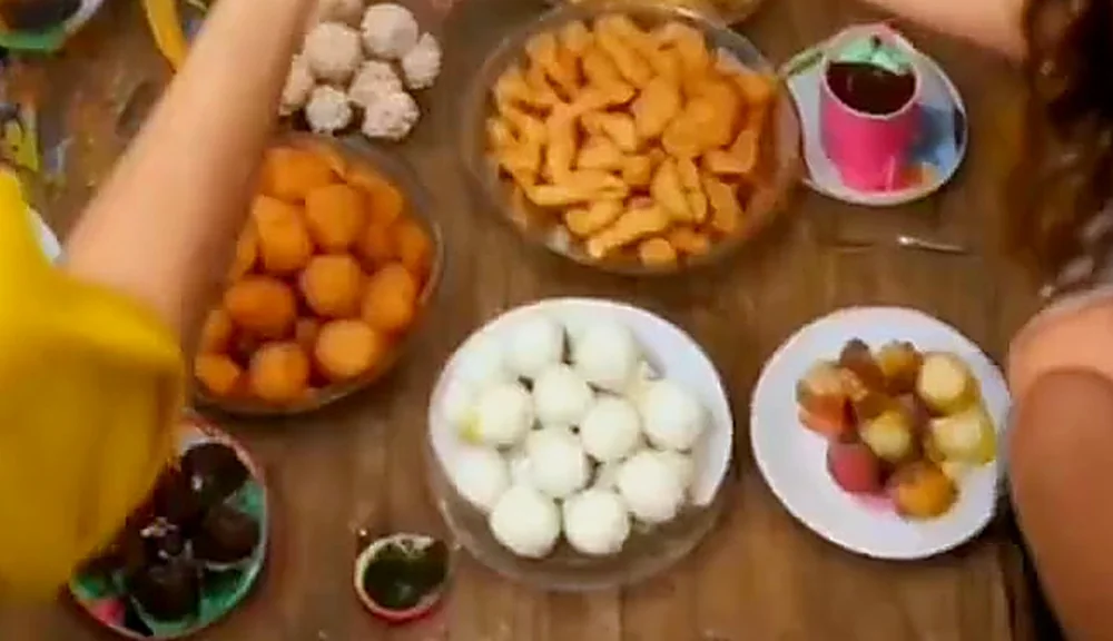 Mesa de festa com brigadeiros, beijinhos e salgados