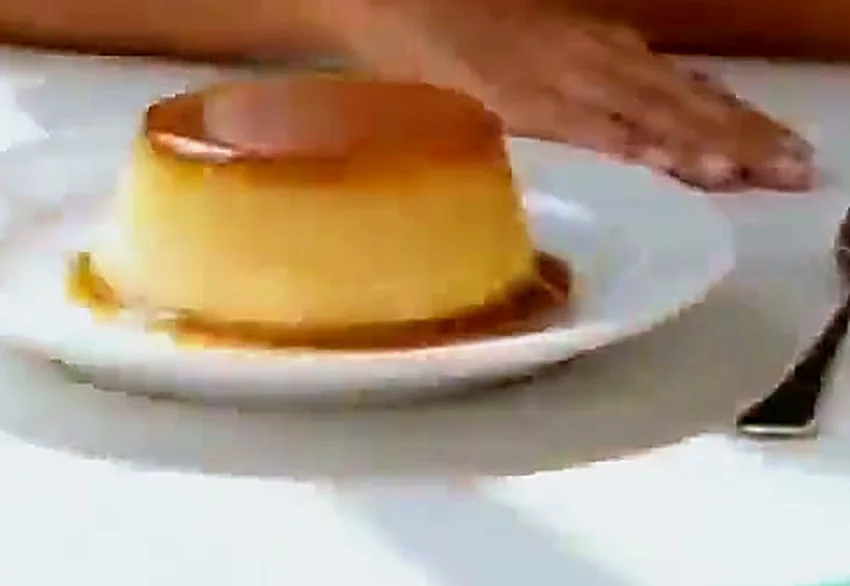 Pudim de leite com calda de caramelo