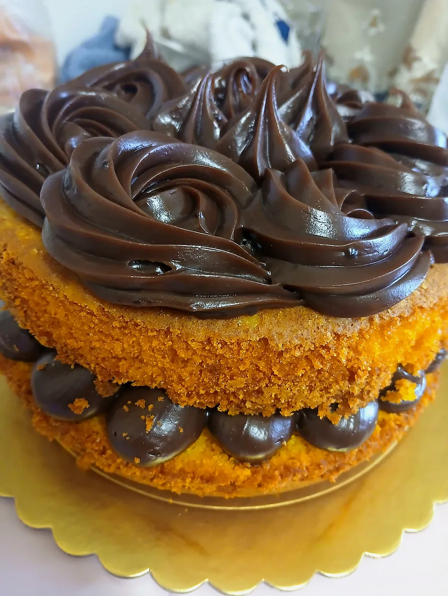 Bolo de cenoura com recheio e cobertura de brigadeiro