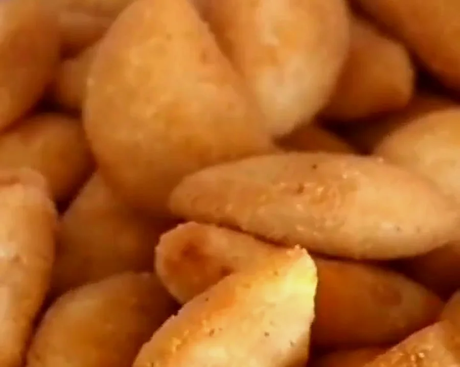 Muitos salgados acabados de fritar