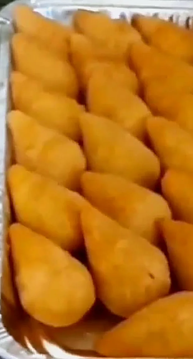 Coxinhas alinhadas no tabuleiro