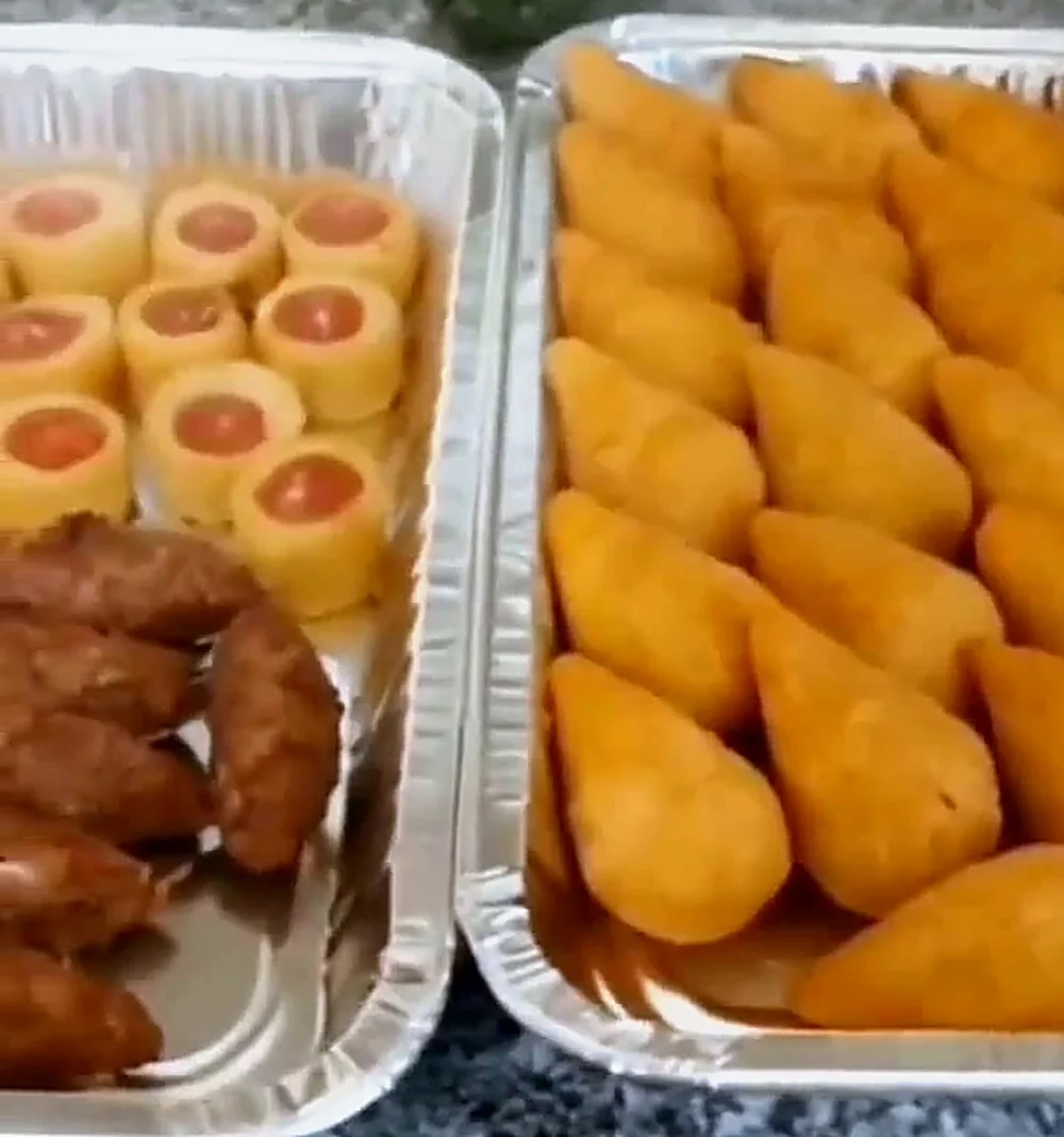 Tabuleiros de salgados prontos, na cozinha da Keli